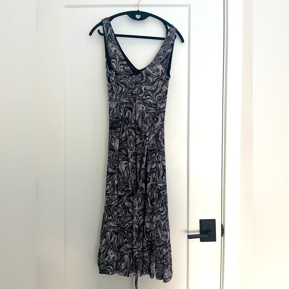 MICHAEL KORS Black White Swirl Dress Midi Gray V-Neck Sleeveless Womens L Petite